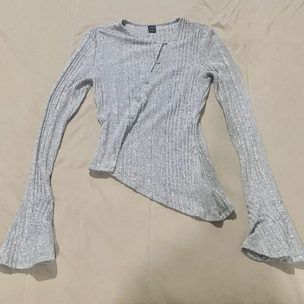 Stylish Gray Ribbed Knit Top - Picture 3 of 3